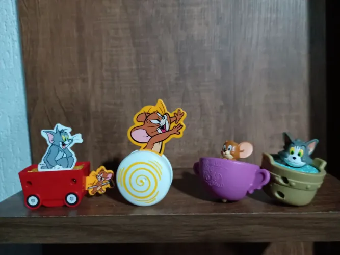 4 bonecos tom e Jerry usados na condição das fotos