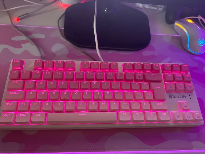 Teclado Gamer Redragon K576gp Daksa Rgb Switch Brown Bc Rosa Cor de teclado Branco e Rosa