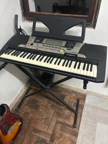 Teclado Yamaha com suporte