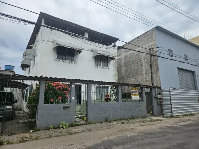 VENDE-SE - 2 CASAS + 2 KITNETES SOBREPOSTAS