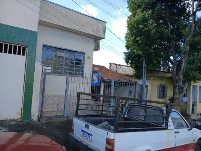 Vende-se casa no Bairro Vila Formosa em Alfenas n 69.