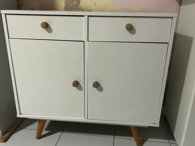 Móvel branco para sala com gavetas e portas