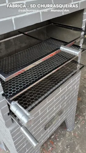 Churrasqueira estilo tijolinho rústico com kit inox.