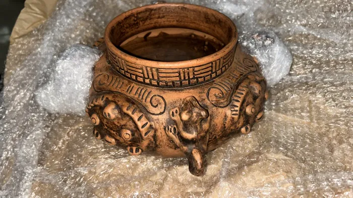 Ceramica tapajonica. Vaso com cariatides