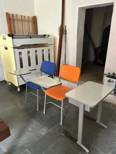 Berço, caminha avulsa, carteira escolar e 2 cadeiras universitárias