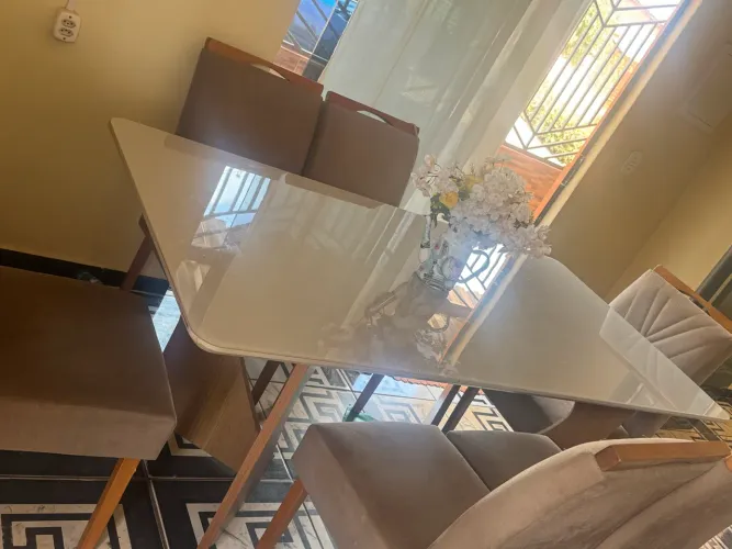 Vendo mesa com 6 cadeiras