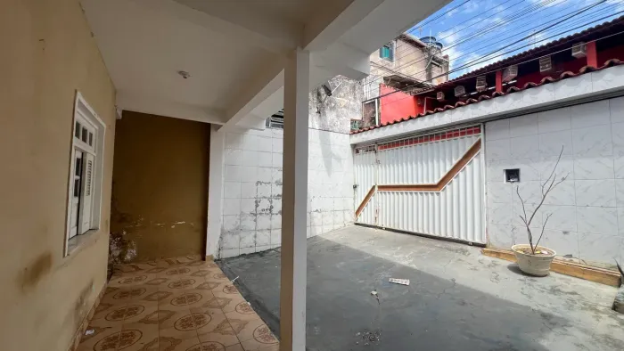 Aluga- se casa grande de 1/4 em mussurunga