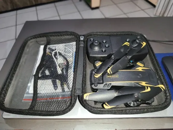 Drone Pro 8K com acessórios.