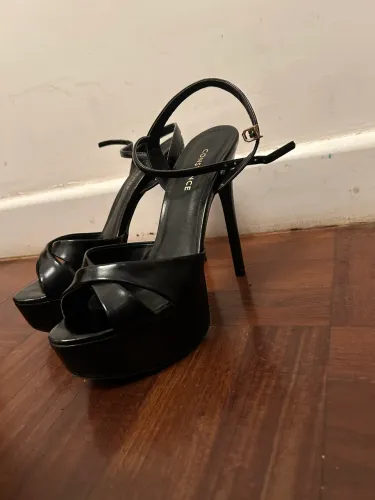 Vendo todos os meus saltos semi-novos/ nunca usados