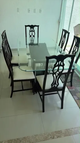 Mesa de vidro com 6 cadeiras