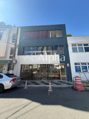 O imóvel para locação refere-se piso térreo e subsolo com aproximadamente 224m2 Alpha COND