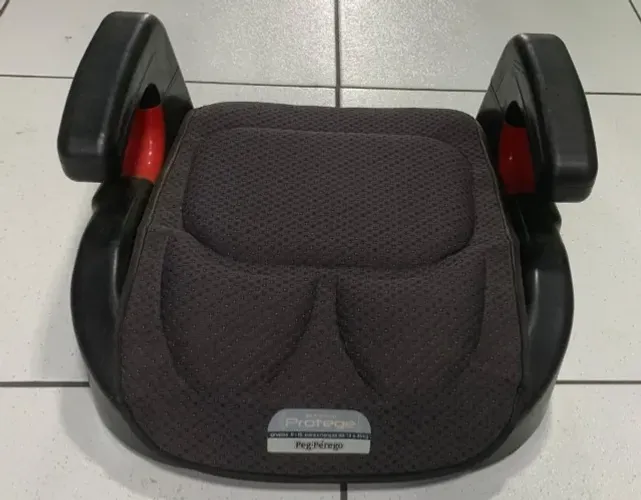 O assento de elevação (booster) Peg-Pérego Protege é um dispositivo de segurança projetado