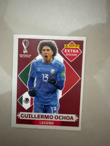 Figurinha legend Guillermo Ochoa bordô 2022