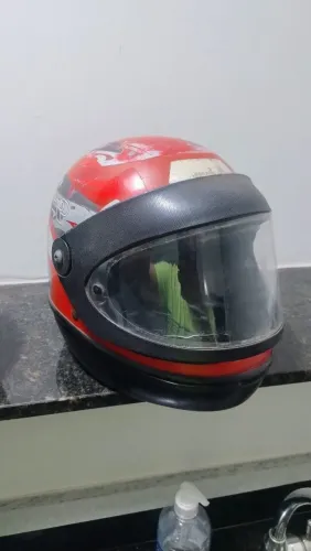 2 capacetes (1 preto e um vermelho)