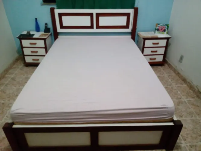 Cama casal e criados mudo de madeira maciça