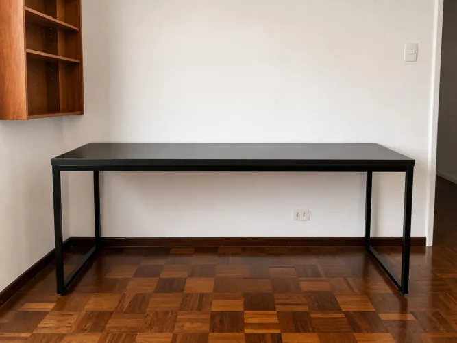 mesa de escritório/home office preta 1,80 m  moderna e espaçosa