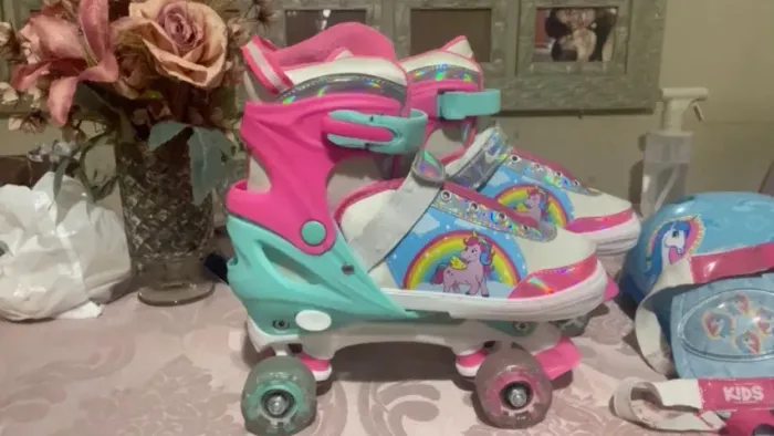 Lindo kit de patins de luizinhas e capacete