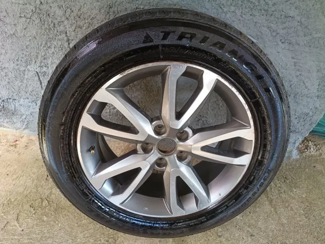 Pneu, Roda, Chave de Roda, Macaco e Alças de Reboque - Hyundai: Santa Fe 2015