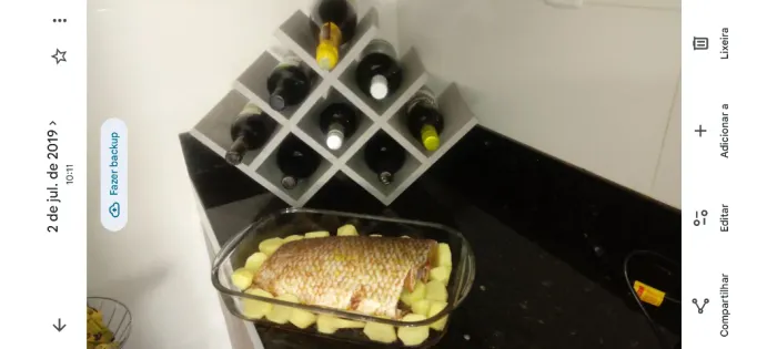 Vendo pequena adega para vinhos cabe 8 garrafas