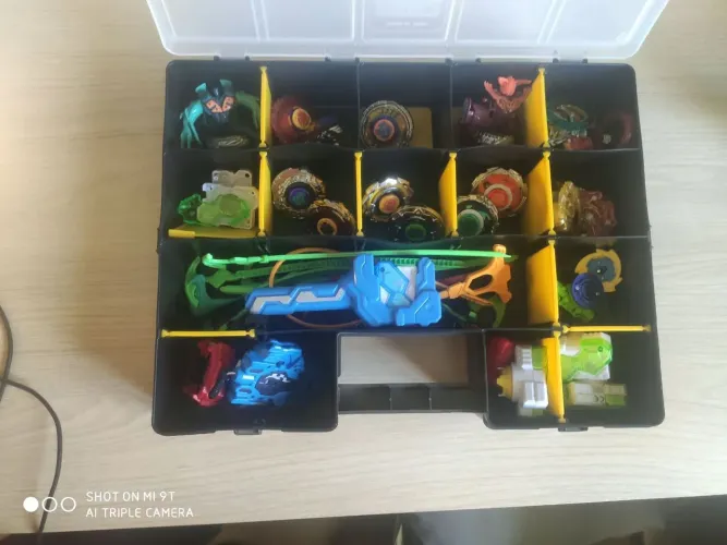 Coleção com 10 Beyblades variados com lançadores+ Acessórios
