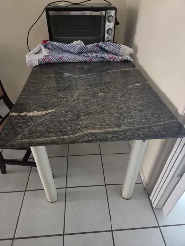 Mesa com plano em marmore