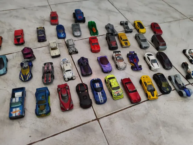 Kit com 20 Carrinhos Hotwheels, Matchbox, etc (P/ Colecionadores e Crianças)