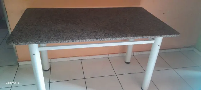 A mesa de mármore