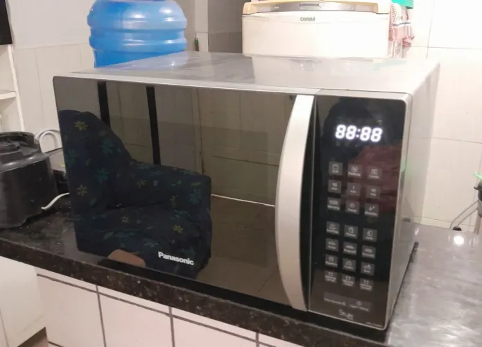 Microondas Espelhado PANASONIC 28 Litros. Em excelente estado.