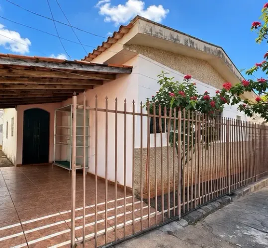 OPORTUNIDADE NO BAIRRO BOM JESUS - TRÊS CASAS EM UM ÚNICO TERRENO!