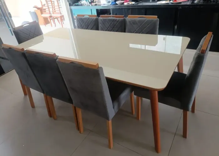 Mesa de jantar Lara com 8 cadeiras em madeira maciça 220,110 cm