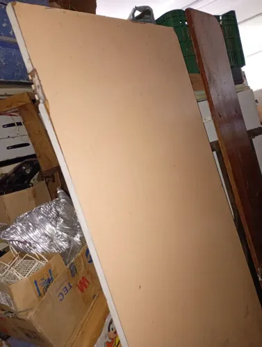 Porta de Fórmica Bege Escuro Medindo 1,98mts X 0,69cm e 2,8cm exp Com 2 Dobradiça e Trinco