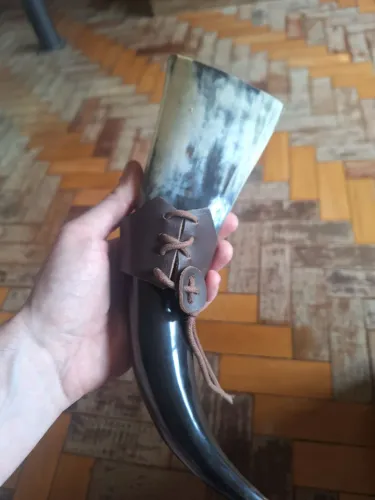 Chifre Viking Polido com Suporte de Couro para Cinto