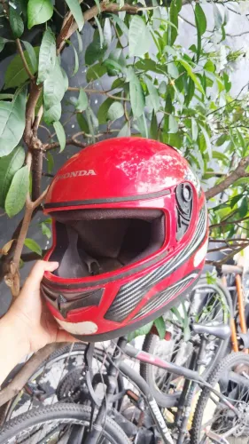 Capacete vermelho