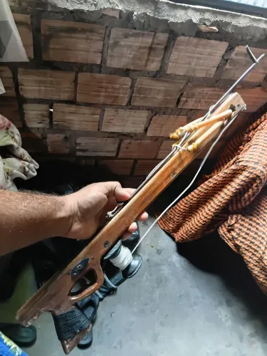 Arpão com máscara de mergulho
