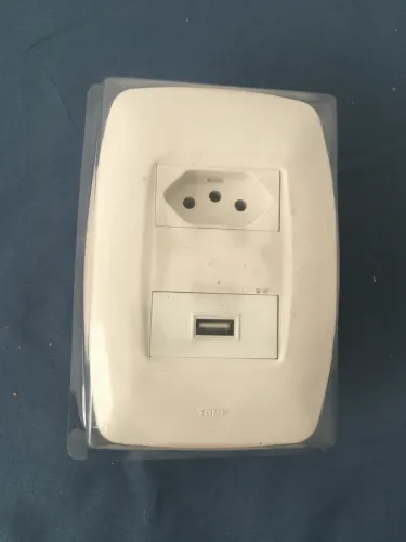 Tomada com USB