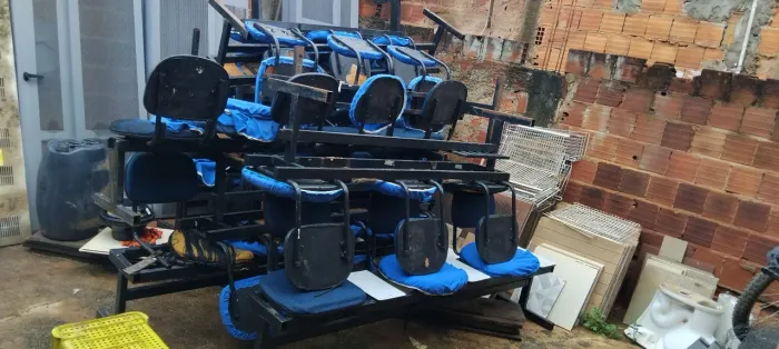 Vendo essas cadeiras por r$ 200 cada uma para reformar