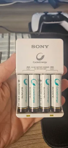 Carregador com pilhas Sony Cycle Energy