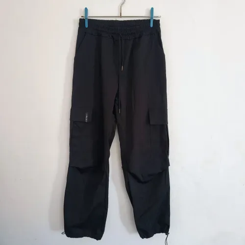 Calça cargo preta T. P