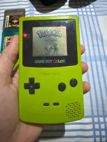 GAMEBOY COLOR COR KIWI FUNCIONANDO COM POKÉMON RED