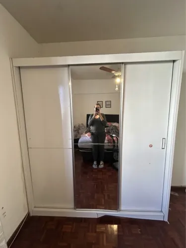 Armário de casal com espelho e porta de correr