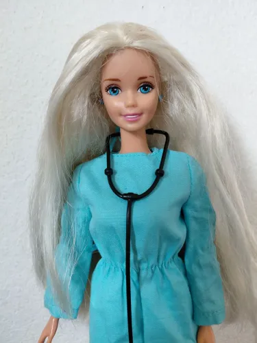 Barbie médica antiga da Mattel