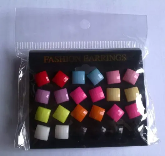 Cartela com 12 brincos plásticos