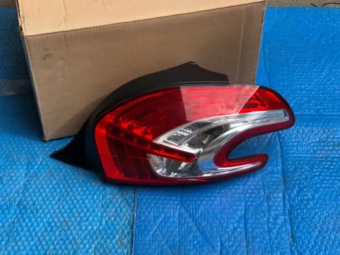 Lanterna Direita Peugeot 208 2013 A 2016
