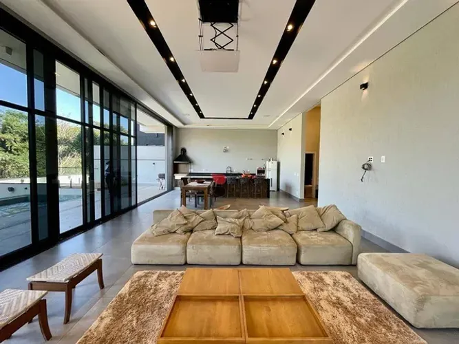 Sobrado alto padrão, com 600m², 4 quartos/suítes, à venda no Condomínio Arara Vermelha em