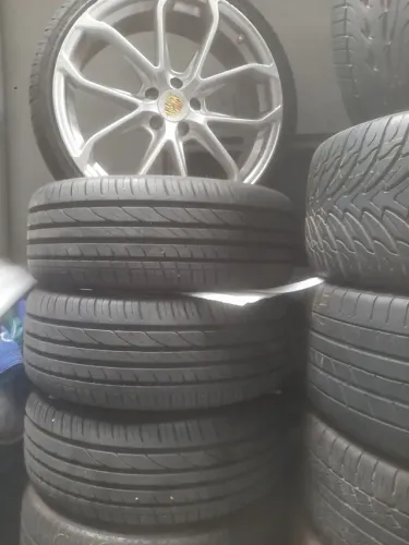 Roda aro 20 Bar Porsche Prata tala 8 com Pneu 225 35 20 Jetta 5x112 jogo