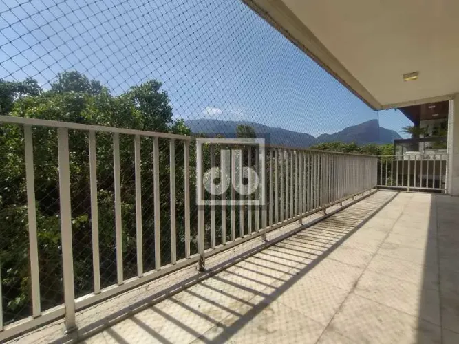 Apartamento à venda no Leblon desocupado com varanda, 4 quartos sendo 2 suítes copa-cozinh