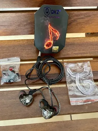 Fone QKZ AK6 para games e retorno de palco 