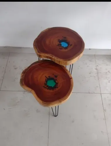 Mesa de centro em madeira e resina epoxi