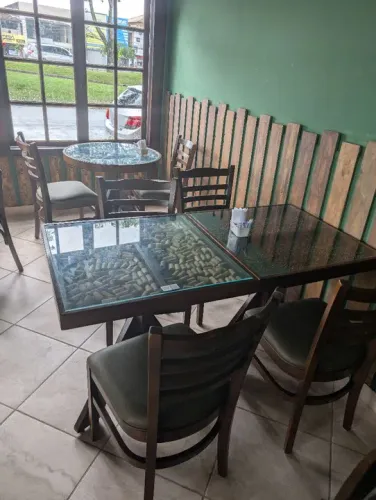 Mesa de Jantar em Madeira com Tampo de Vidro