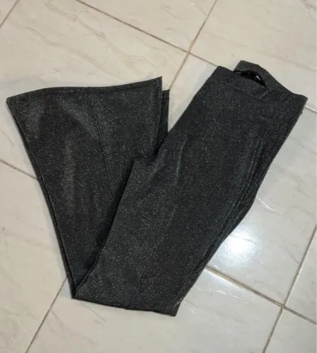 Calça boca de sino brilhosa
